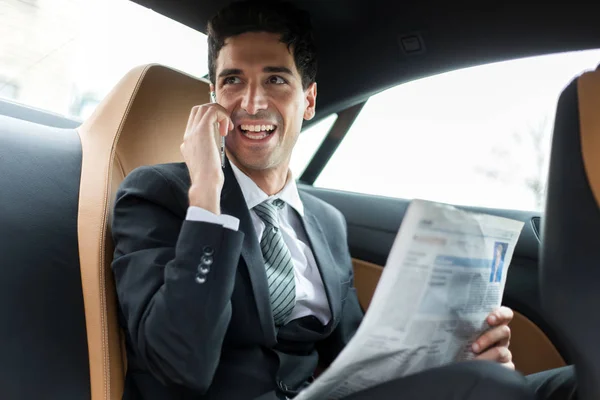 Manager Telefon Auf Dem Rücksitz Eines Autos — Stockfoto