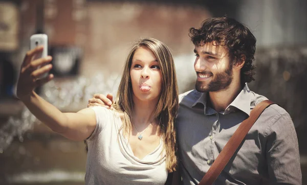 Casal Turistas Tirando Uma Selfie Cidade — Fotografia de Stock