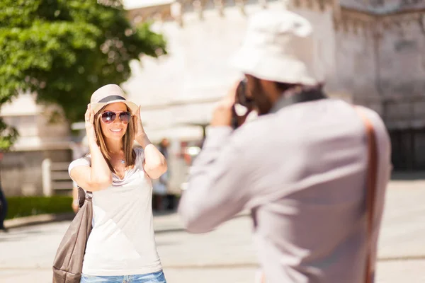 Счастливая Пара Туристов Фотографирующихся Городе — стоковое фото