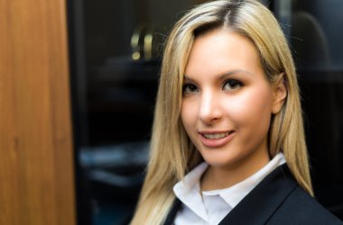 Genç bayan yönetici ofiste. 