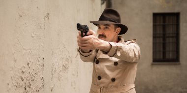 Patinaj sırasında silahla ateş eden adam