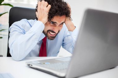 Ofisinde çalışan umutsuz işadamı