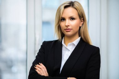 Genç bayan yönetici ofiste. 