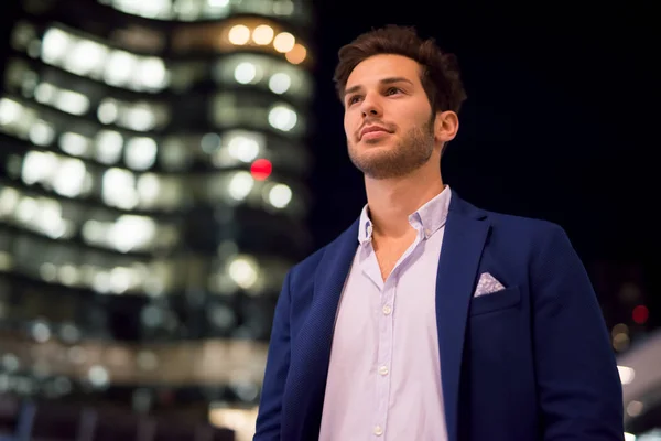 Sonriente Joven Caminando Aire Libre Por Noche —  Fotos de Stock