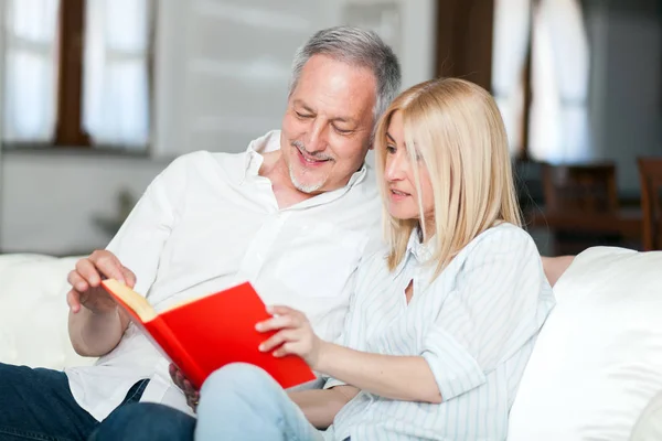 Coppia Matura Che Legge Libro Insieme — Foto Stock