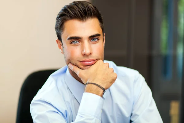 Jovem Empresário Seu Escritório — Fotografia de Stock