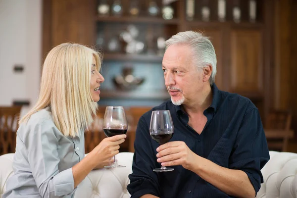 年长的夫妇喝了一杯红酒 — 图库照片