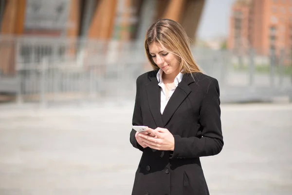 Ung Leende Affärskvinna Använder Sin Mobiltelefon — Stockfoto