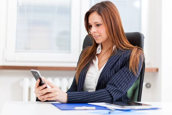 Junge Sekretärin Benutzt Ihr Smartphone Ihrem Büro — Stockfoto