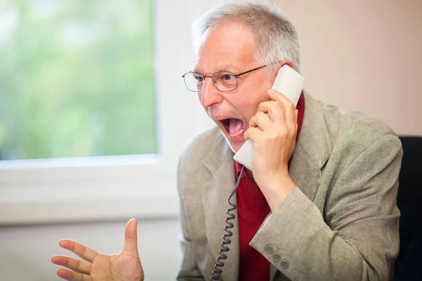 Portret Wściekłego Biznesmena Wrzeszczącego Telefon — Zdjęcie stockowe