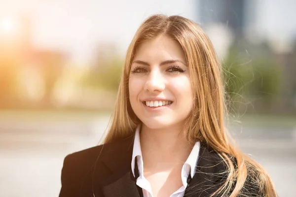 Portret Uśmiechniętej Młodej Bizneswoman — Zdjęcie stockowe