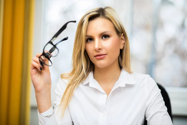 Ung Kvinnlig Chef Office Holding Glasögon — Stockfoto