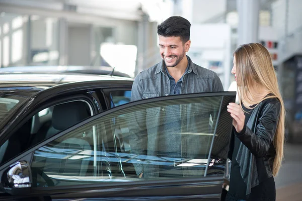 Pareja Buscando Coche Nuevo — Foto de Stock