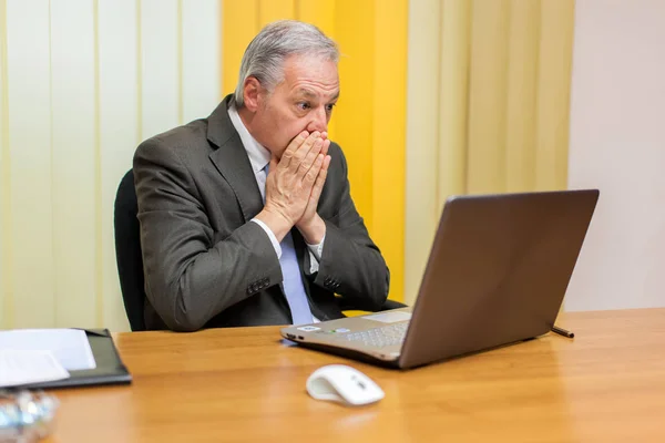 Senior Manager Într Expresie Șocantă Fața Laptopului Său Din Biroul — Fotografie, imagine de stoc