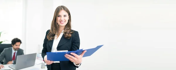 Retrato Uma Jovem Mulher Negócios Sorrindo Segurando Uma Prancheta Imagem — Fotografia de Stock