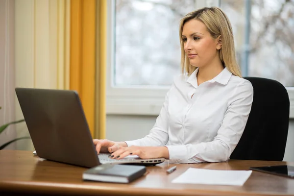 Retrato Una Bonita Secretaria Sentada Escritorio — Foto de Stock