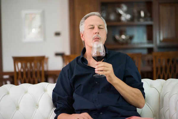 Portrait Homme Mûr Dégustant Verre Vin Rouge Maison — Photo