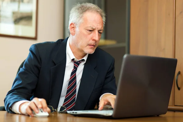Senior Manager Werkt Zijn Kantoor Met Zijn Laptop — Stockfoto