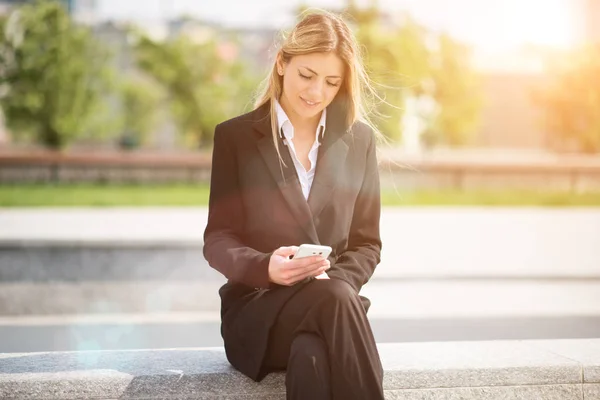 Portret Uśmiechniętej Młodej Bizneswoman Pomocą Swojego Telefonu Komórkowego — Zdjęcie stockowe