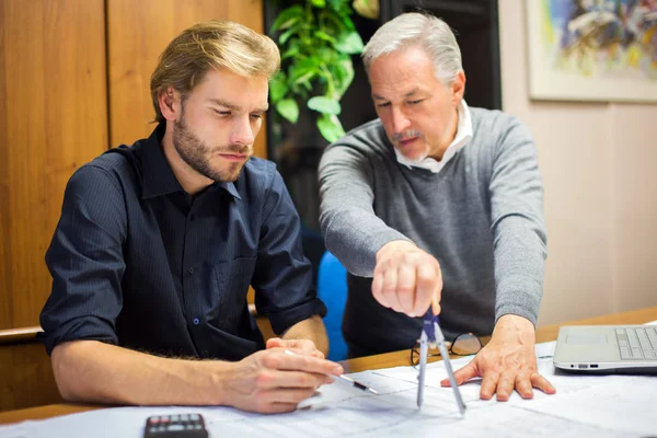 Due Dipendenti Lavoro Ufficio — Foto Stock