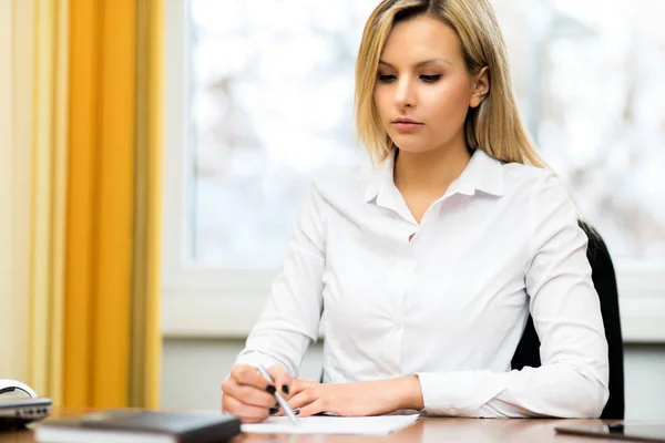 Drukke Zakenvrouw Schrijven Een Agenda Een Desktop Kantoor — Stockfoto