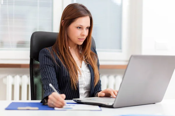 Vacker Sekreterare Jobbet Sitt Kontor — Stockfoto