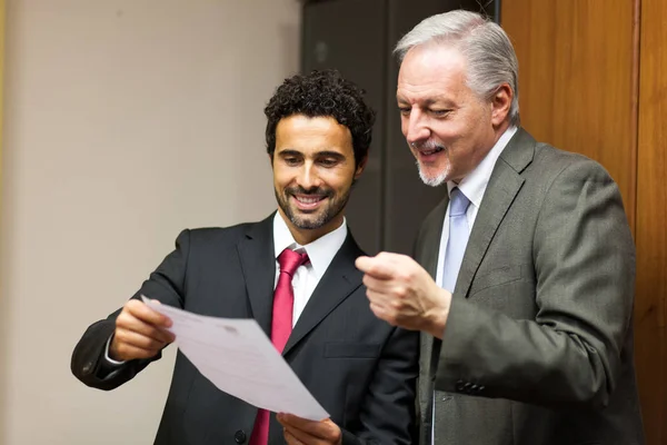 Dos Socios Negocios Analizando Documento Oficina —  Fotos de Stock