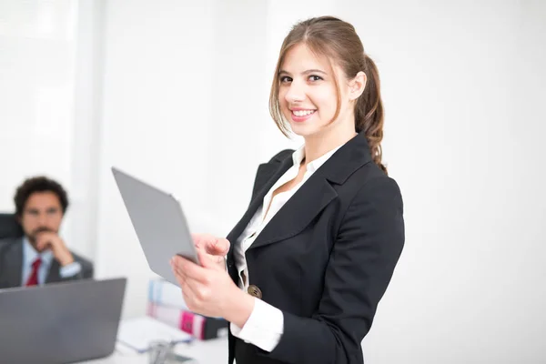 Retrato Uma Empresária Sorridente Usando Tablet Digital — Fotografia de Stock