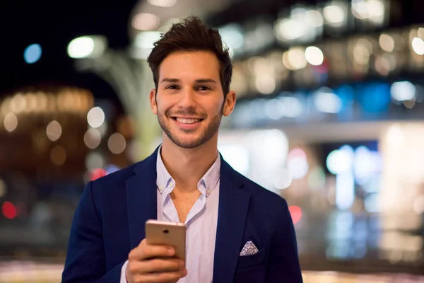 Jonge Man Met Behulp Van Zijn Mobiele Telefoon Tijdens Het — Stockfoto
