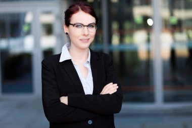 Modern bir şehir ortamında kendine güvenen genç bir bayan yönetici.