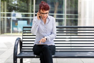 Gülümseyen iş kadını dijital tablet kullanıyor.