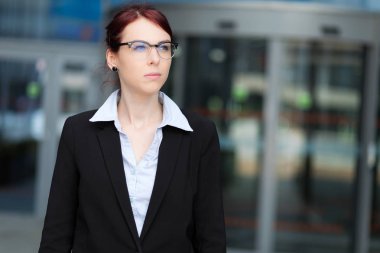 Modern bir şehir ortamında kendine güvenen genç bir bayan yönetici.