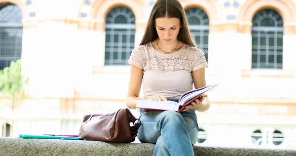 Gyönyörű Női Főiskolai Hallgató Könyvet Olvas Egy Padon Egy Parkban — Stock Fotó