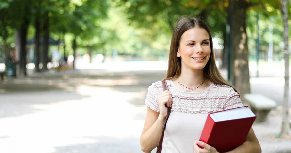 Kobieta Student Trzyma Książkę Parku — Zdjęcie stockowe