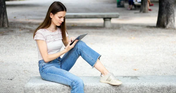 Dívka Tabletem Sedí Lavičce Parku — Stock fotografie