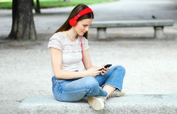 Donna Che Ascolta Musica Seduta Una Panchina Parco — Foto Stock