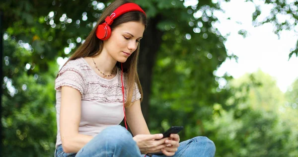 Mujer Escuchando Música Sentada Banco Parque — Foto de Stock