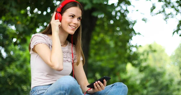 Kobieta Słucha Muzyki Siedzącej Ławce Parku — Zdjęcie stockowe