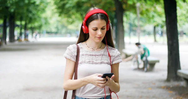 Женщина Гуляет Парке Пользуясь Смартфоном — стоковое фото