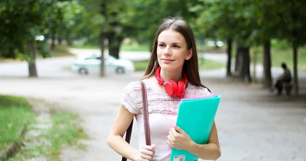 Vrouwelijke Student Holding Map Park — Stockfoto