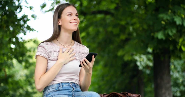 彼女のスマートフォンを介して良いニュースを読んで非常に幸せな女性 — ストック写真