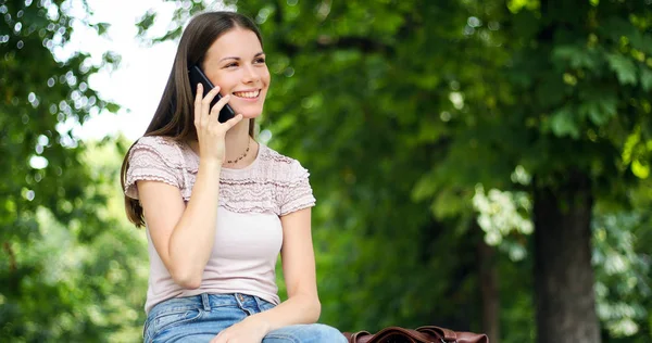 Retrato Uma Mulher Feliz Sentada Banco Falando Livre Telefone — Fotografia de Stock