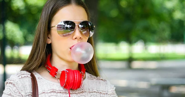 Outdoor Lifestyle Portrait Beautiful Young Woman Blowing Bubble Gum Balloon — Stock Photo, Image