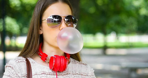 Style Vie Plein Air Portrait Belle Jeune Femme Soufflant Ballon — Photo