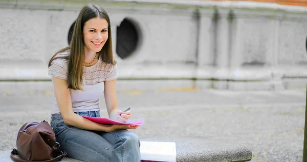 公園で勉強している女子学生 — ストック写真