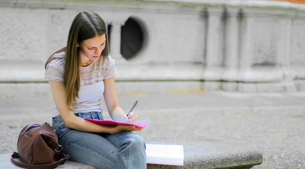 Estudiante Femenina Estudiando Parque —  Fotos de Stock