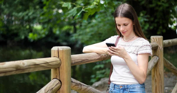 Mladá Žena Používající Smartphone Parku — Stock fotografie