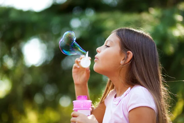Little Girl Blowing Soap Bubbles Outdoor — Stock Photo, Image