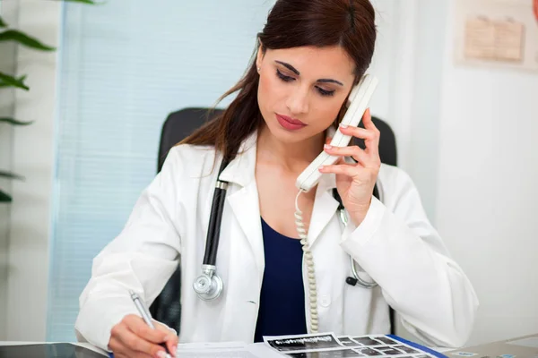 Doctora Joven Trabajando Escritorio Oficina Respondiendo Llamadas Telefónicas —  Fotos de Stock