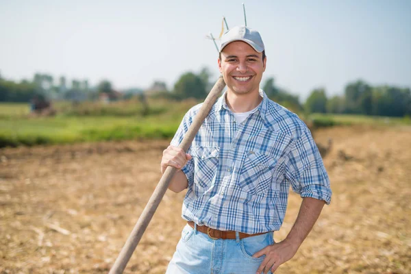 Retrato Agricultor Frente Seu Campo — Fotografia de Stock